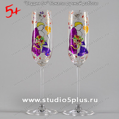 Яркий поцелуй молодоженов на свадебных бокалах для шампанского "Студия 5+"