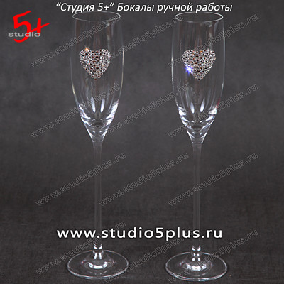 Кристаллы Сваровски в виде сердец выложенные стразами на свадебных бокалах