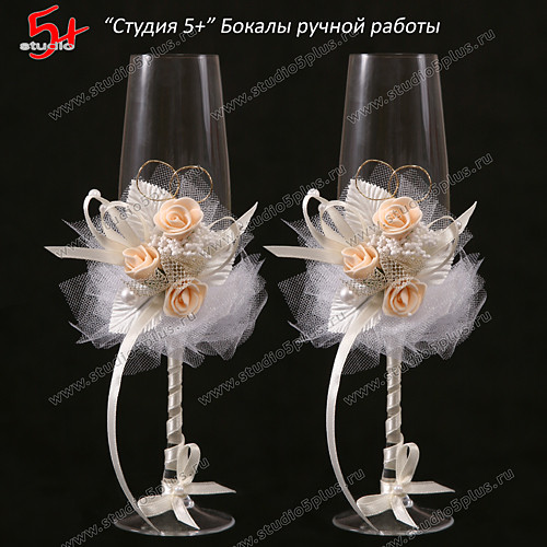 Свадебные бокалы для шампанского с нежной цветочной композицией