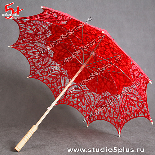 Красный свадебный зонт с кружевом - яркий аксессуар невесты