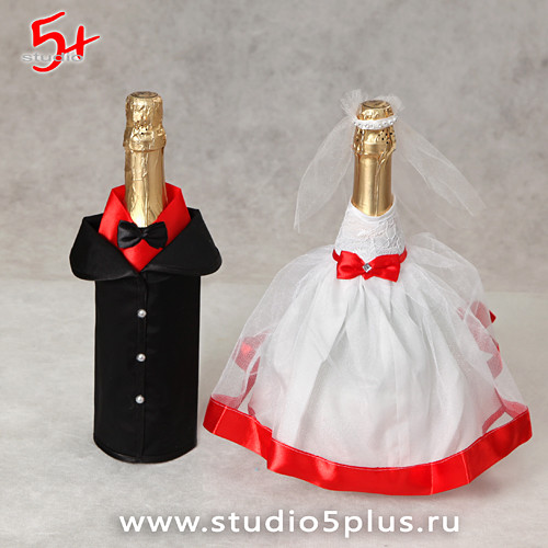 Пиджак жениха и платье невесты для бутылок шампанского на свадьбу в красном цвете купить в СПб