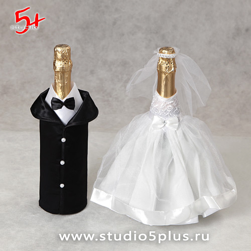Свадебные наряды для бутылок шампанского - белое платье невесты и чёрный пиджак жениха