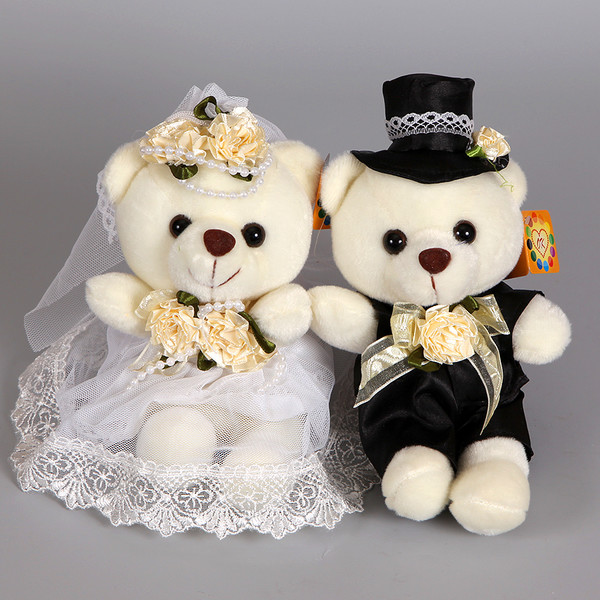 Свадебные мишки - два плюшевых медвежонка в костюмах жениха и невесты