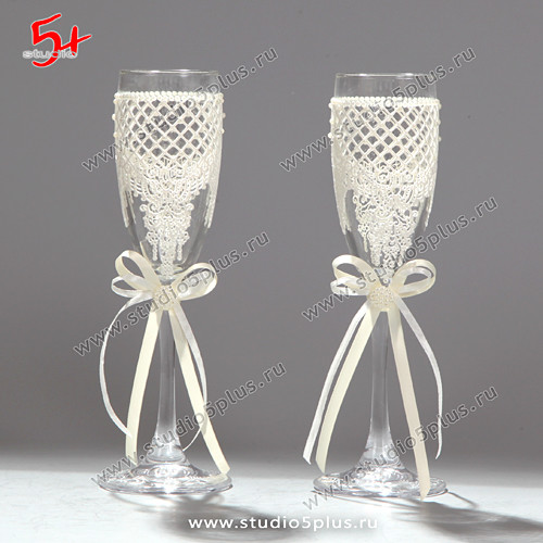 Свадебные бокалы, декорированные в цвет свадьбы