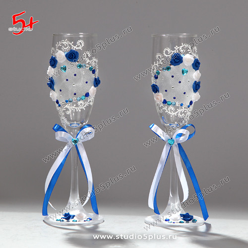 синие бокалы на свадьбу с красивыми белыми лебедями №30060
