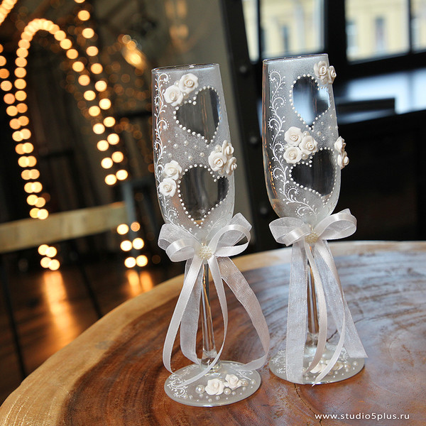 Свадебные фужеры фото, картинка белая роза на фужерах для шампанского на свадьбу